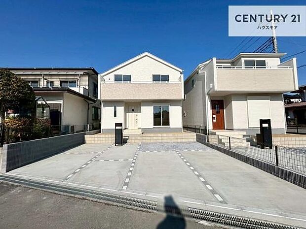 駐車スペースは2台分あります!セカンドカーはもちろん、バイクや自転車なども置き場所に困りません。