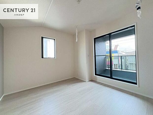 2面採光を確保した明るい室内は、風通しも良く、明るく大変居心地の良い空間となっております。リラックスして過ごせる心地の良いお部屋です!朝の目覚めがスッキリしますね。