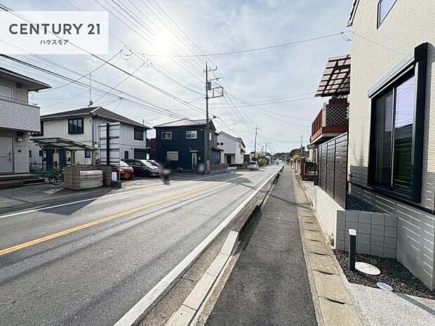 前面道路は9.76m!陽当り良好な立地です。車庫入れが苦手な方も安心ですね。