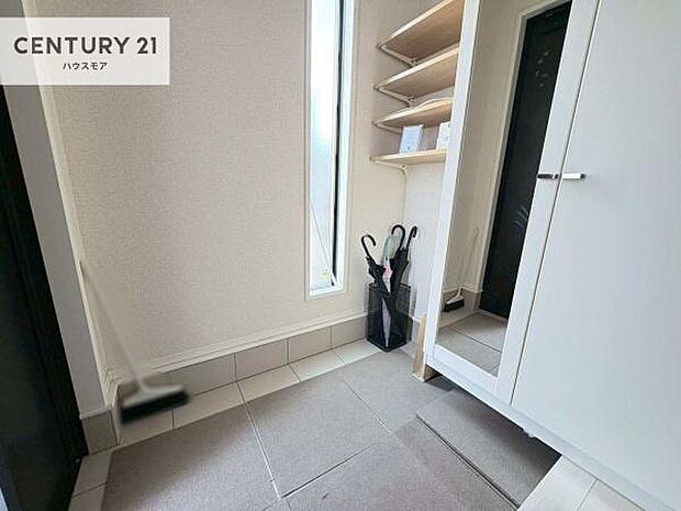 シューズボックス付きなので、玄関が片付きお掃除がしやすいです!スッキリした玄関で戸を開けた瞬間、清潔感のある心地いい空間が出迎えてくれます。