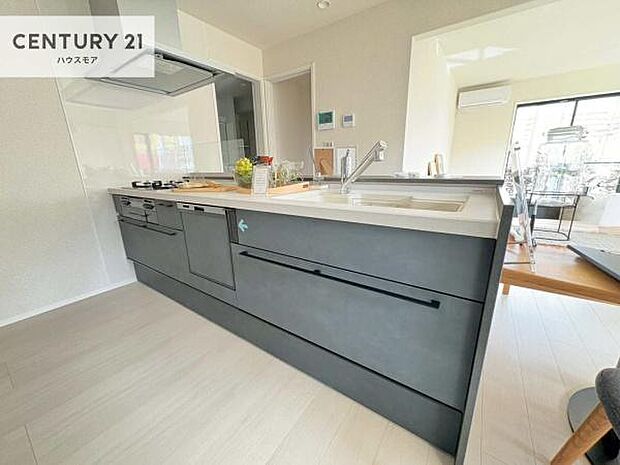 大人気の対面式システムキッチンを採用しています!ご家族のコミュニケーションが自然と増える設計です。お子様にも目が届くので嬉しいですね!広々使えて快適で作業が進みます。