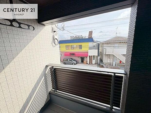 陽当たりの良いバルコニーで、お洗濯物もよく乾きそうですね!お天気の良い日にはバルコニーへ出てリフレッシュするのも気持ちよさそうです。