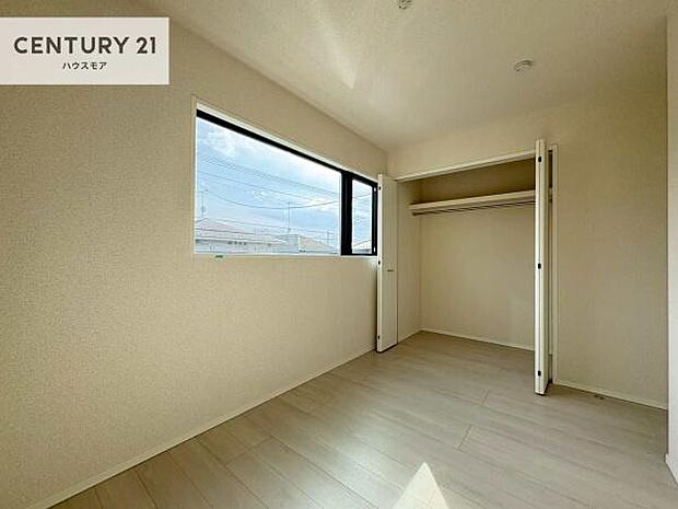 収納スペースがついています!居室をスッキリ整頓する事ができますね。家具を選ばないシンプルなデザインの為、家具を選ばずお気に入りの空間作りができそうですね。