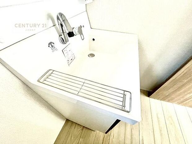 深い洗面台ボウルは、水が跳ねにくいのでお手入れが楽々!清潔感が保てます!キレイな洗面所で自分磨きのモチベーションが上がりますね!