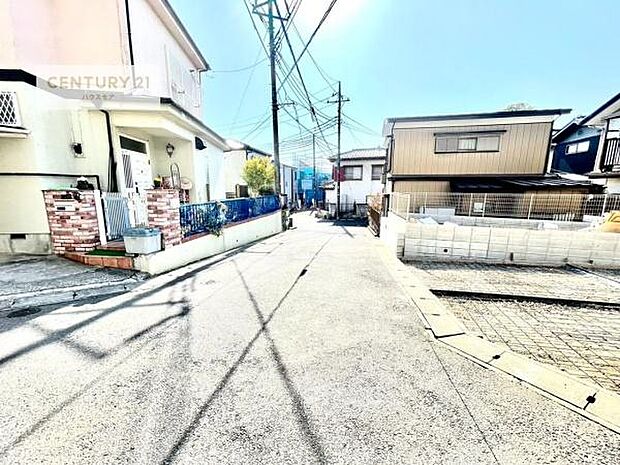 前面道路は5m×4.9m!陽当り良好な立地です。車庫入れが苦手な方も安心ですね。