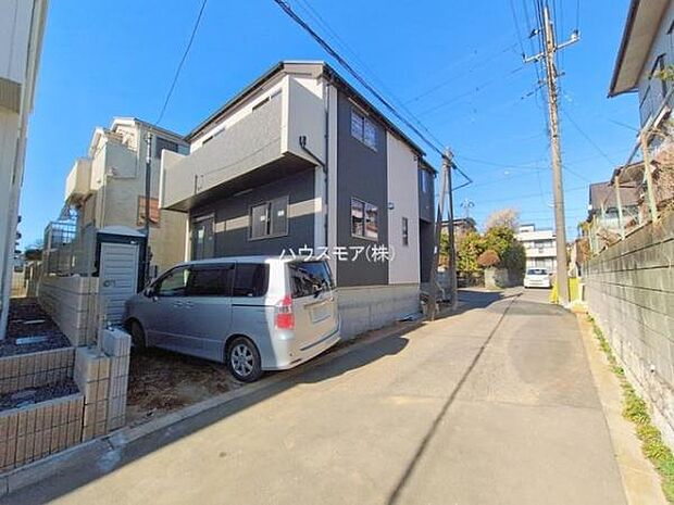 二方向が開けた角地で、明るく開放的な立地です！駐車や車の出し入れがしやすい配置になっております！