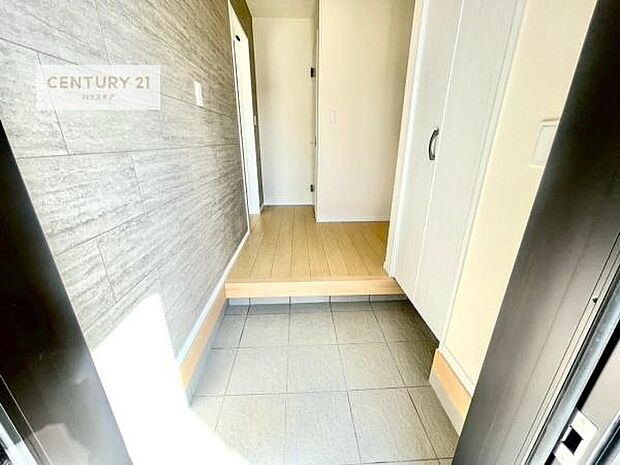 シューズインクローク付きです!シューズだけでなくベビーカーや折り畳み自転車、アウトドア用品もスッキリと片付けられます!