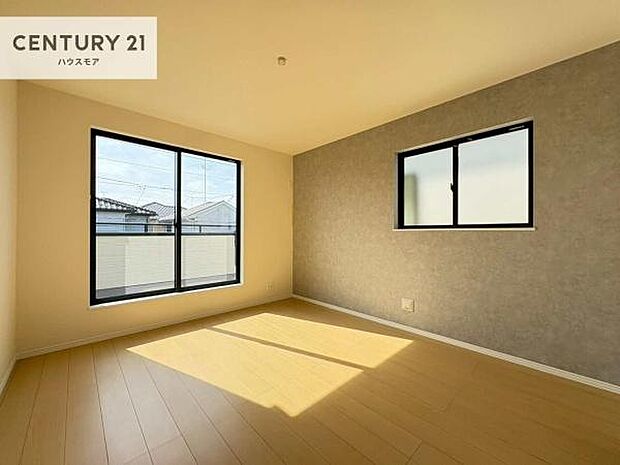 バルコニーに面している洋室です。明るく温もりがあり、換気もしっかりできます!朝起きて、外に出て背伸びをしつつ深呼吸をし良い朝を迎え入れることができます。