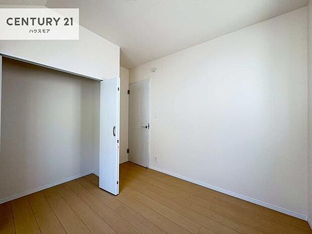 掃き出し窓がないお部屋は、お子様のお部屋としても安心です!収納スペースも充実しているので散らかったお部屋をサッと片付けられます!