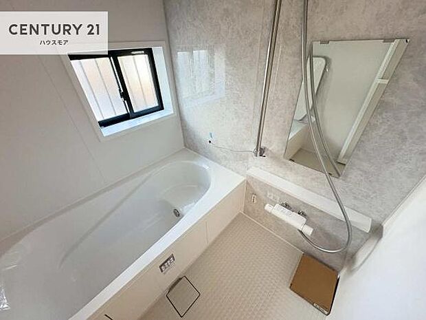 白を基調とした清潔感のあるバスルーム!快適なバスタイムが送れます!1日の疲れをしっかりと癒してくれる素敵なリラクゼーション空間になりそうですね。