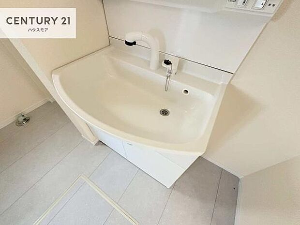 深い洗面台ボウルは、水が跳ねにくいのでお手入れが楽々!清潔感が保てます!キレイな洗面所で自分磨きのモチベーションが上がりますね!