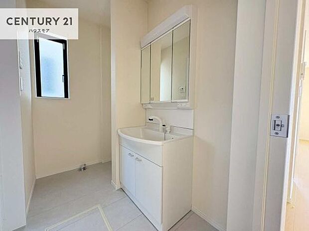 小窓付きの明るい洗面室です!湿気もすぐに入れ替えができて清潔に保つことができます!自然光が差し込むのでお化粧の仕上がりも良くなりますね!