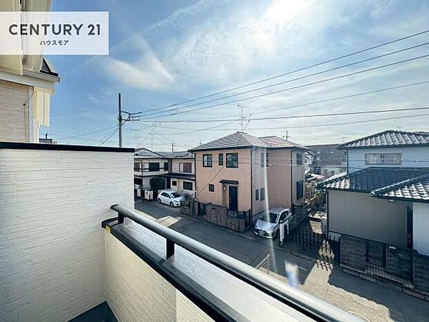 広々としているバルコニーです!お洗濯物を干すのはもちろん風に当たりながらくつろぎタイムが送れます!