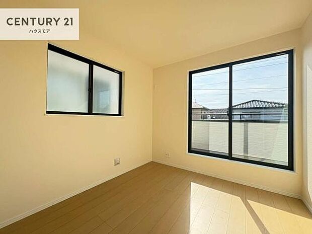 優しい光が差し込む洋室は、朝の目覚めも気持ちが良さそうですね。おうち時間もゆったりと過ごすことができます。