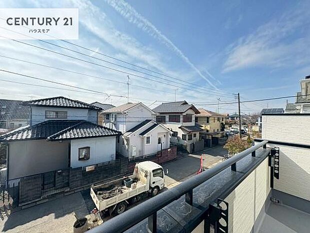 落ち着きある住宅街です!周囲には高い建物がなく、空が広く開放感があり、陽当たりを大きく遮られることもありません!気持ちの良い風が通り抜ける街並みです!