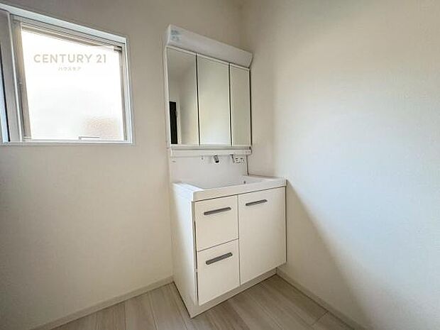 小窓のついた洗面所は、光と風が入りやすく、いつでも快適にお使いいただけます。三面鏡で使い勝手が良く、鏡裏収納も備えておりますので、日用品やスキンケア用品もすっきり整理できます。