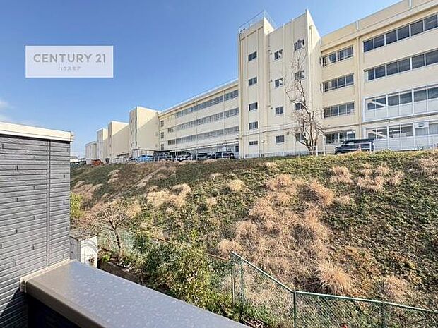 晴れた日には青い空を見渡せる開放的な時間を楽しめます。気持ちの良い風が通り抜ける街並みです!