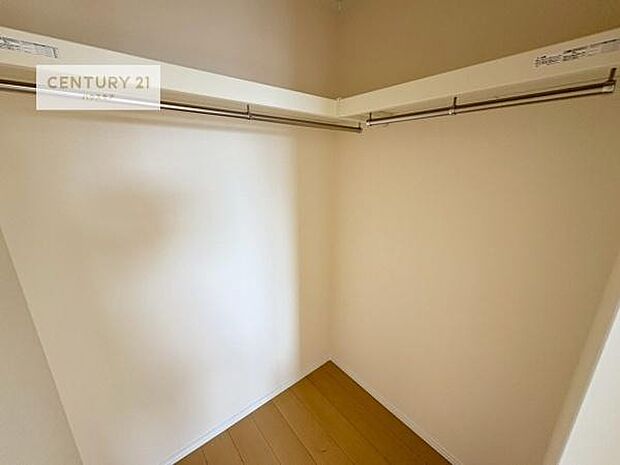 ウォークインクローゼット付きです。たくさんのお洋服などを収納しておけそうですね!他にも扇風機や加湿器など季節物の大きな家電も収納できます。