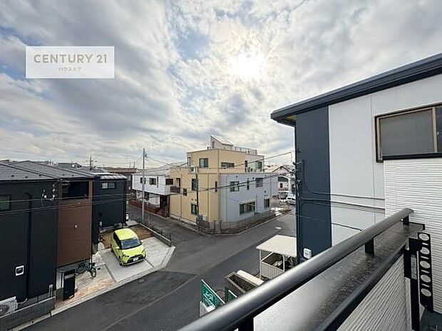 広々としたバルコニーで一日の始まりをスタート!お洗濯ものをたっぷり気持ちよく干せます!