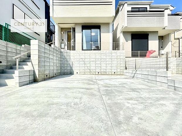 駐車スペースは2台分あります!セカンドカーはもちろん、バイクや自転車なども置き場所に困りません。