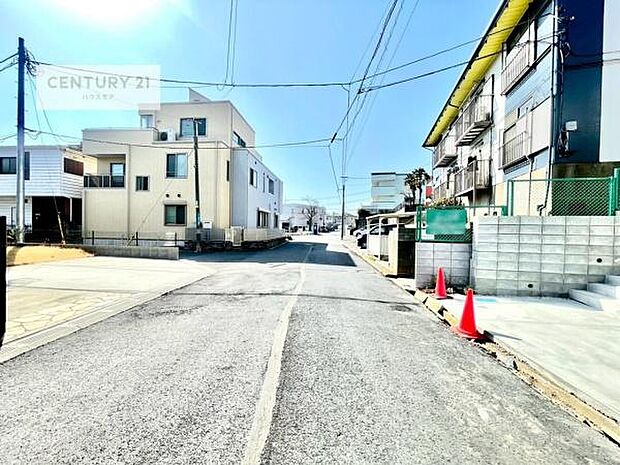 前面道路6m!陽当り良好な立地です。車庫入れが苦手な方も安心ですね。