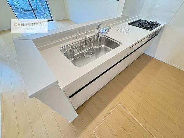 大人気の対面式システムキッチンを採用しています!ご家族のコミュニケーションが自然と増える設計です。お子様にも目が届くので嬉しいですね。広々使えて快適に作業が進みます。