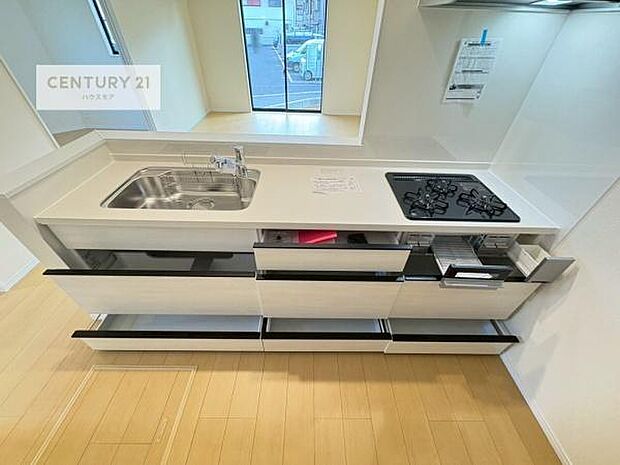 収納スペースが豊富で、調理スペースがスッキリと片付きひろ〜く活用できます!快適に作業ができます!毎日の料理が捗ります!