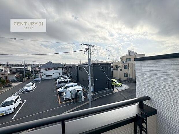 晴れた日には青い空を見渡せる開放的な時間を楽しめます。気持ちの良い風が通り抜ける街並みです!