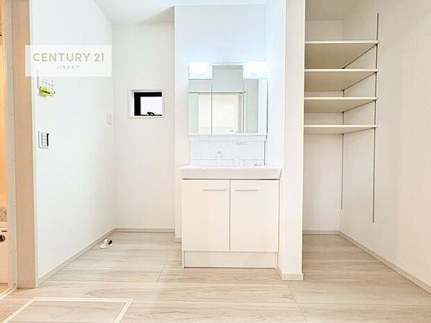 洗面所には収納スペースあり！タオルや洗剤のストック等の収納にも便利！洗面台周りがすっきりと片付き毎日気持ちよくお使いいただけますね！