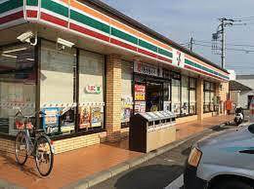 セブンイレブン牛久さくら台店まで816m