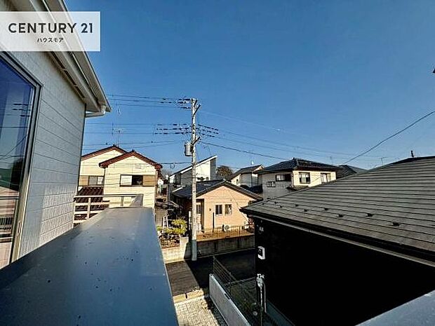 落ち着きある住宅街です!周囲には高い建物がなく、空が広く開放感があり、陽当たりを大きく遮られることもありません!気持ちの良い風が通り抜ける街並みです!