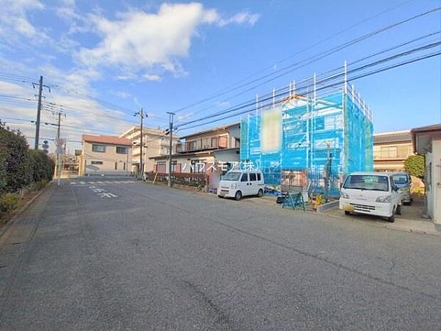 前面道路は9.1m!陽当り良好な立地です。車庫入れが苦手な方も安心ですね。