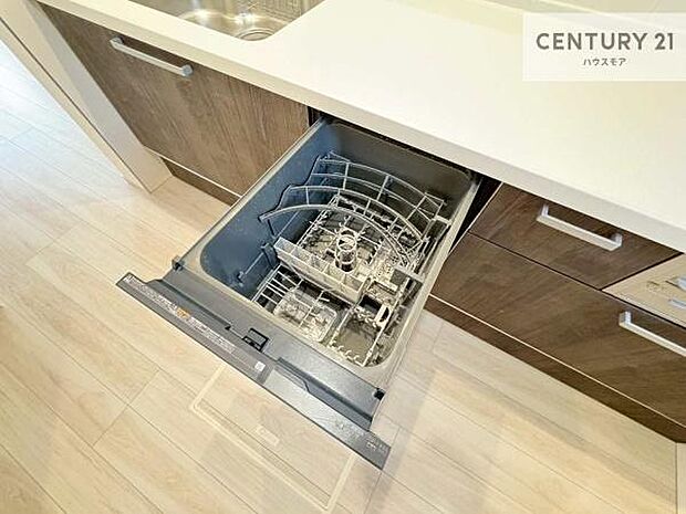 食洗機付きのキッチンです!忙しい時や手荒れ防止として大変活躍する便利な仕様です!ビルトインなのでキッチンの場所を取らず調理スペースを広く使うことが出来ます!