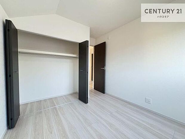 掃き出し窓がないお部屋は、お子様のお部屋としても安心です!収納スペースも充実しているので散らかったお部屋をサッと片付けられます!