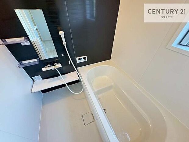 落ち着きある大人の雰囲気のバスルームは、味が出ていてバスタイムが充実!お仕事頑張っているご褒美にお好みの匂いの入浴剤を入れて、楽しんでみてはいかがでしょうか?