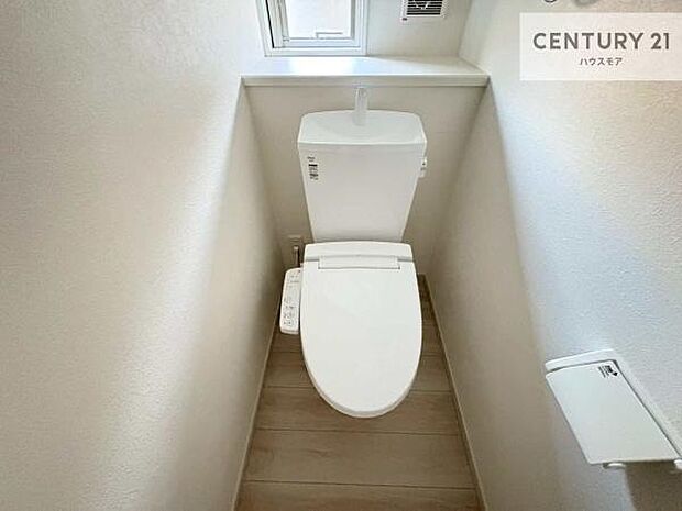 1・2階にトイレがございます!朝の忙しい時間帯も待たずにすみそうですね。白を基調とした清潔感のあるトイレでお手入れがしやすいです!