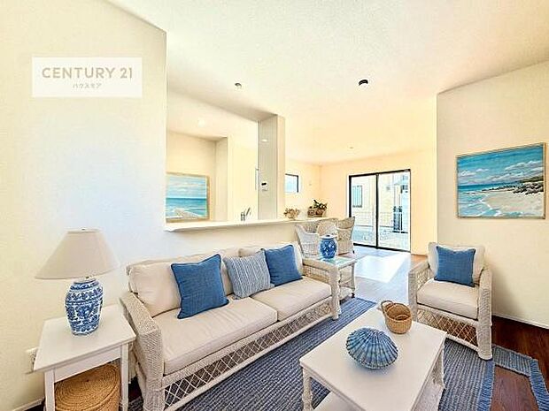 家具はCGパースです。心地良いリビングは家族が自然と集まります。家族団欒の時間が増えそうです。ご家族と、より一層充実した時間を過ごせそうですね。明るく開放的な空間です。