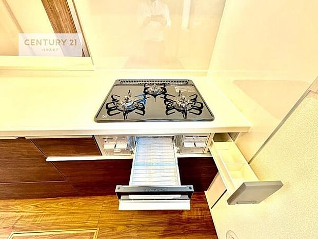 コンロは三口あるのでお料理の同時進行ができます。もちろんグリル付きです。調理スペースも広々している為作業がしやすい!使い勝手が良いシステムキッチンです!