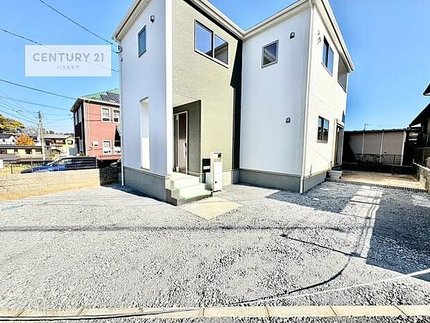 駐車スペースは2台分あります!セカンドカーはもちろん、バイクや自転車なども置き場所に困りません。