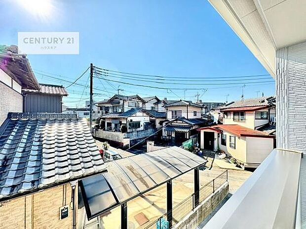 眺望良好なバルコニー。お天気のいい日にはバルコニーへでてリフレッシュするのもいいですね!