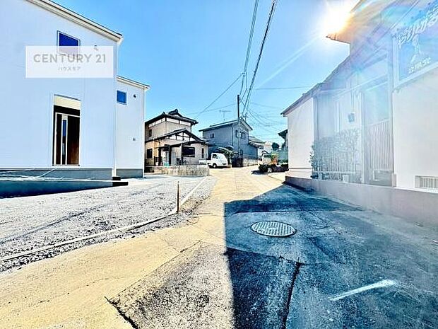 前面道路3.5m!陽当り良好な立地です。車庫入れが苦手な方も安心ですね。