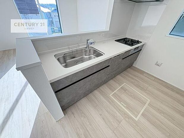 大人気の対面式システムキッチンを採用しています!ご家族のコミュニケーションが自然と増える設計です。お子様にも目が届くので嬉しいですね。広々使えて快適に作業が進みます。