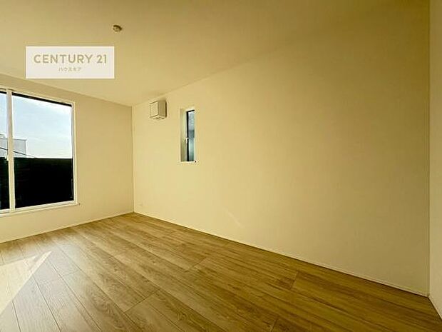 バルコニーに面している洋室です。明るく温もりがあり、換気もしっかりできます!朝起きて、外に出て背伸びをしつつ深呼吸をし良い朝を迎え入れることができます。