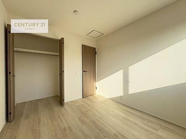 掃き出し窓がないお部屋は、お子様のお部屋としても安心です!収納スペースも充実しているので散らかったお部屋をサッと片付けられます!