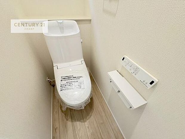1・2階にトイレがございます!朝の忙しい時間帯も待たずにすみそうですね。白を基調とした清潔感のあるトイレでお手入れがしやすいです!