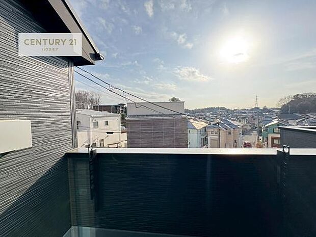 陽当たり良好なバルコニーです!晴れた日には青い空を見渡せる開放的な時間を楽しめます。