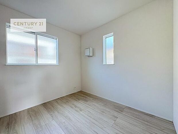 2面採光を確保した明るい室内は、風通しも良く、明るく大変居心地の良い空間となっております。リラックスして過ごせる心地の良いお部屋です!朝の目覚めがスッキリしますね!