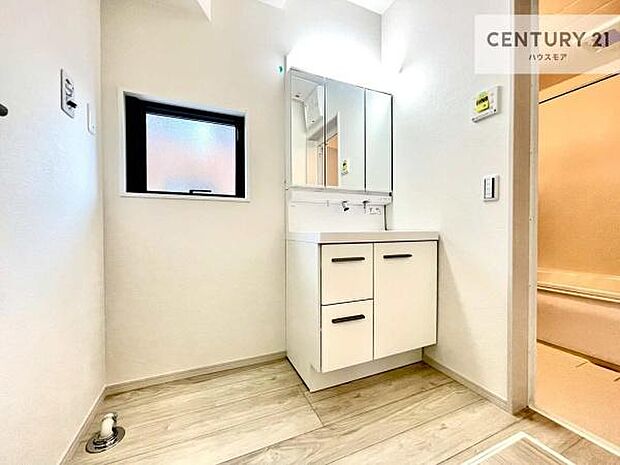 小窓付きの明るい洗面室です！湿気もすぐに入れ替えができて清潔に保つことができます！自然光が差し込むのでお化粧の仕上がりも良くなりますね！