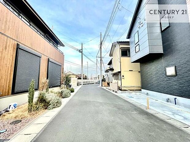 前面道路は5ｍ×4ｍ！陽当り良好な立地です。車庫入れが苦手な方も安心ですね。