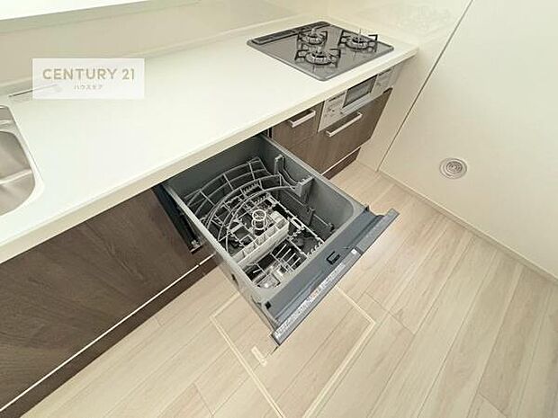 食洗機付きのキッチンです！忙しい時や手荒れ防止として大変活躍する便利な仕様です！ビルトインなのでキッチンの場所を取らず調理スペースを広く使うことが出来ます！